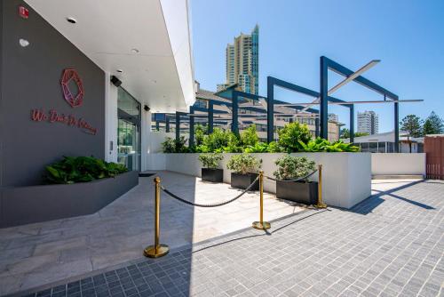A Family Friendly 2 Bedroom Apt in Surfers Paradise - image 2