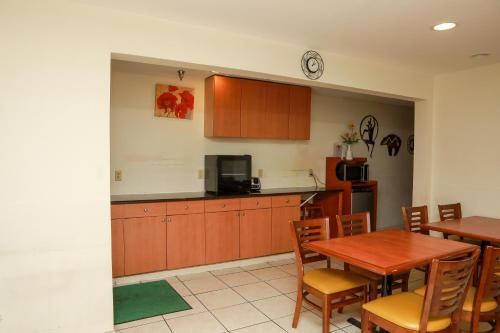 Townhouse Super Gallup - I-40 - image 7