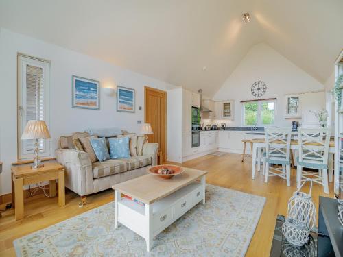 Twill Lodge - 4 Swandown in Ilminster