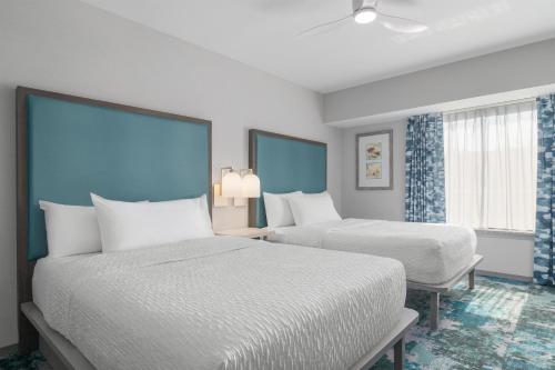 2 queen beds, 1 sofa bed