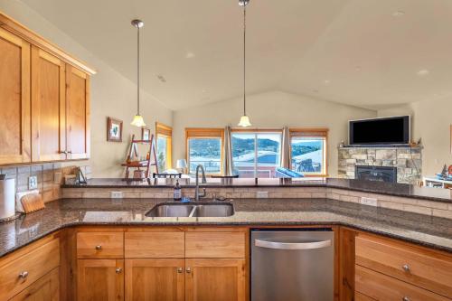 River Scene - Great Views! 30 day minimum required home - image 7