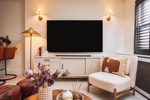 The Elegant Fulham Maisonette with Terrace, London