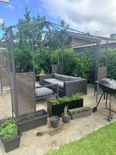 Gold Coast International Student Rooms - Families - Couples- Singles Welcome in Benowa