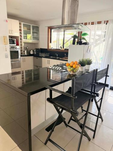 Gold Coast International Student Rooms - Families - Couples- Singles Welcome in Benowa