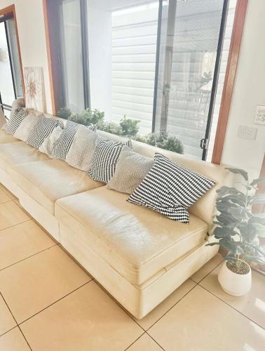 Gold Coast International Student Rooms - Families - Couples- Singles Welcome in Benowa