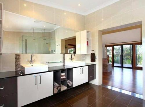 Gold Coast International Student Rooms - Families - Couples- Singles Welcome in Benowa