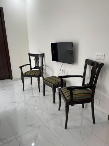 Demure Apartments Modern 2 BR Gulberg Near Qaddafi Stadium - image 5