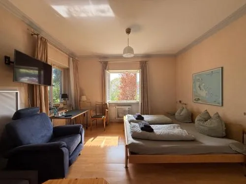 Lautertal Panorama-Suite - Kingsize-Bett & Badewanne & Dusche - Raucherbereich vor überdachten Terrasse - Rosengarten - Parkplätze 15m entfernt- Naturschutzgebiet vor Haustüre - sehr ruhige Gegend - Self-Checkin - 45qm2 in Blaustein, Deutschland
