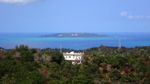 Unterkunft von außen, 古宇利島を望む絶景 満天の星空 やんばる世界自然遺産 山頂のヴィラ (古宇利島を望む絶景 満天の星空 やんばる世界自然遺産 山頂のヴィラ) in Ogimi