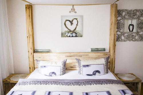 1 queen bed, 1 sofa bed