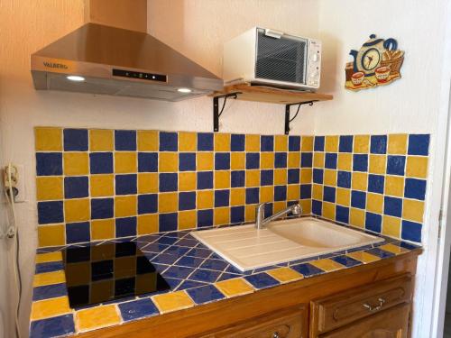 virtuve, Appartement avec terrasse dans le Verdon ! in Castellane