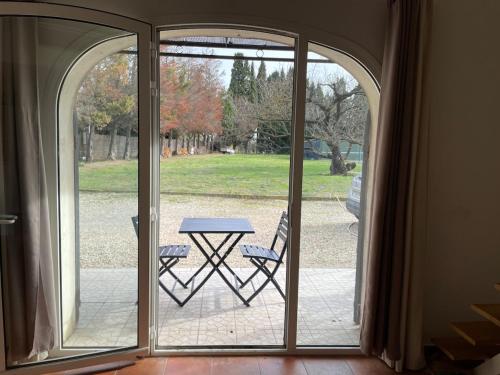Studio with pool and tennis in Vallabregues
