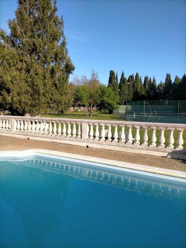 Studio with pool and tennis in Vallabregues