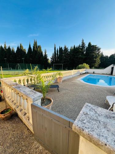 Studio with pool and tennis in Vallabregues