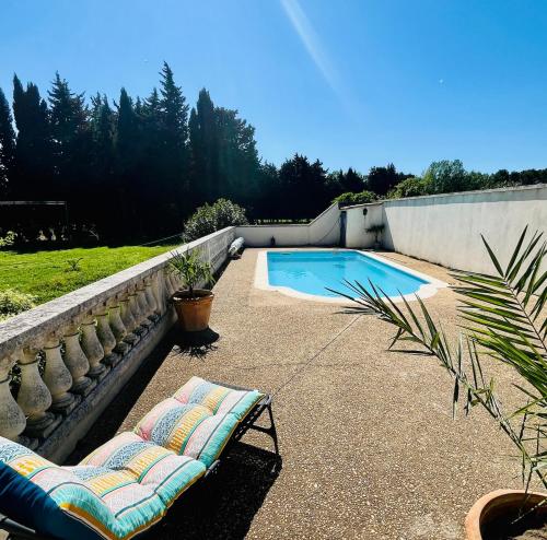 Studio with pool and tennis in Vallabregues