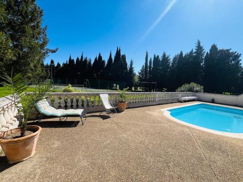 Studio with pool and tennis in Vallabregues