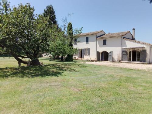 Studio with pool and tennis in Vallabregues