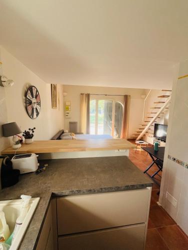 Studio with pool and tennis in Vallabregues