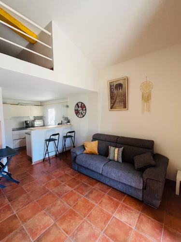 Studio with pool and tennis in Vallabregues