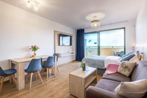 Sea View Apartment, spacious and renovated, 10 minutes to the beach, pool