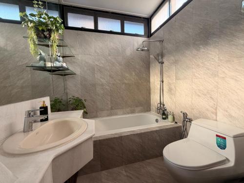 The Oasis on 8 Cozy Homestay & Café - image 11