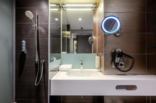 Premier Inn Berlin Alexanderplatz - image 40