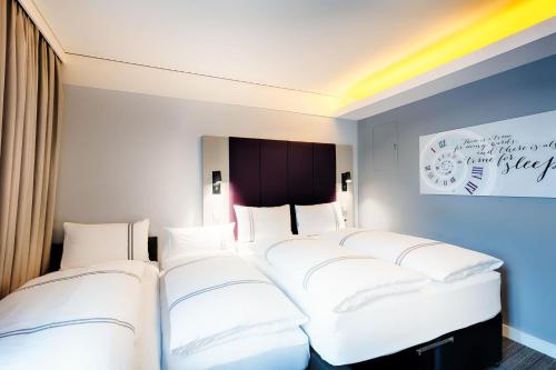 1 double bed, 2 twin beds