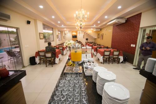 ห้องอาหาร, Lotus Hotel - à 6 km do Santuário de Aparecida-SP (Lotus Hotel - a 6 km do Santuario de Aparecida-SP) in กวาราตินกิวต้า