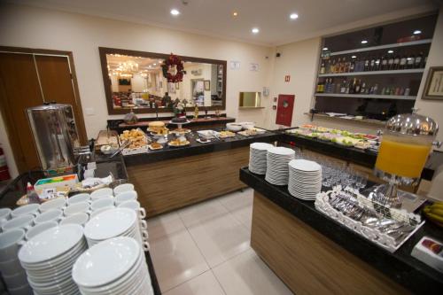 ห้องอาหาร, Lotus Hotel - à 6 km do Santuário de Aparecida-SP (Lotus Hotel - a 6 km do Santuario de Aparecida-SP) in กวาราตินกิวต้า