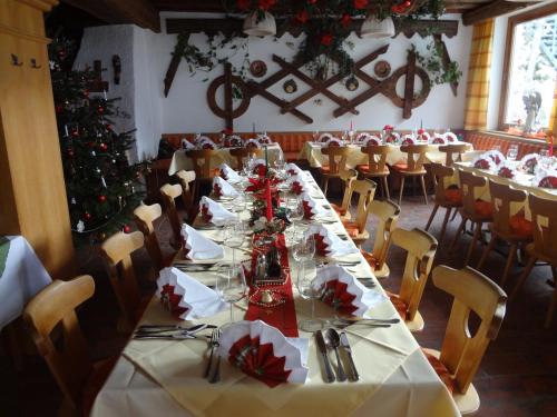 餐廳, Pension Nina & Gasthof Alpenrose in 格施尼茨