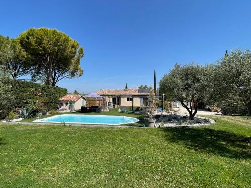 Maison climatisée avec grand jardin, piscine privée et Jacuzzi (Maison climatisee avec grand jardin, piscine privee et Jacuzzi) in Saint-Didier