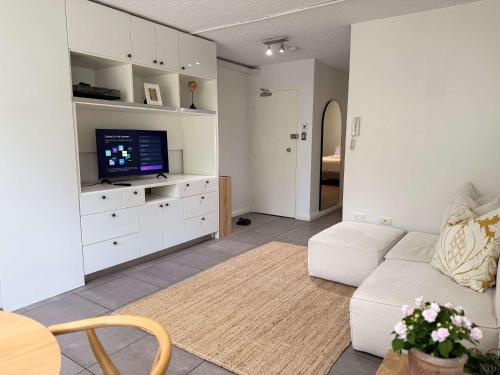 Chic Waterfront Stay with Prime Sydney Access - image 7