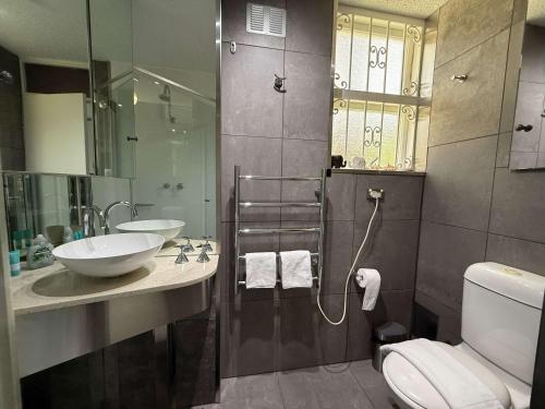 Chic Waterfront Stay with Prime Sydney Access - image 12