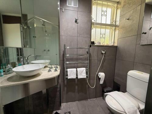 Chic Waterfront Stay with Prime Sydney Access - image 8