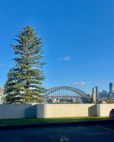 Chic Waterfront Stay with Prime Sydney Access - main image