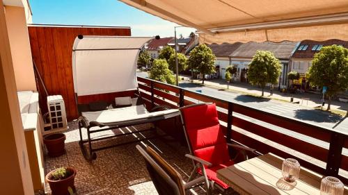 Erkély/terasz, 100 lépés - 100 steps - Apt with huge terrace next to the thermal bath (100 lepes - 100 steps - Apt with huge terrace next to the thermal bath) in Harkány