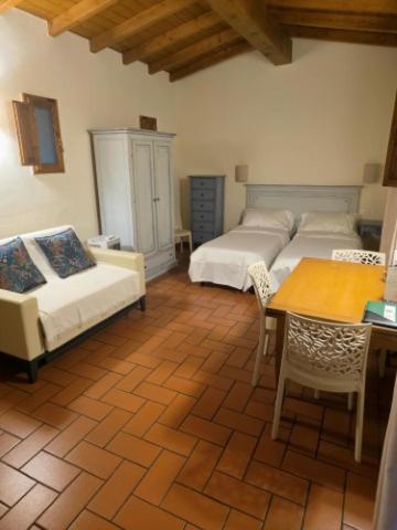2 twin beds, 1 sofa bed