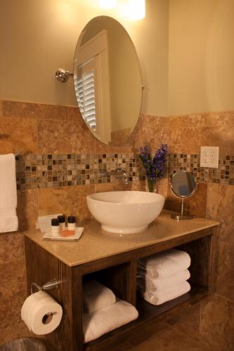 Showers Inn Ideally located in the prime touristic area of Bloomington, Showers Inn promises a relaxing and wonderful visit. Featuring a complete list of amenities, guests will find their stay at the property a c