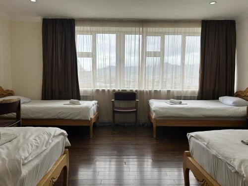 4 twin beds