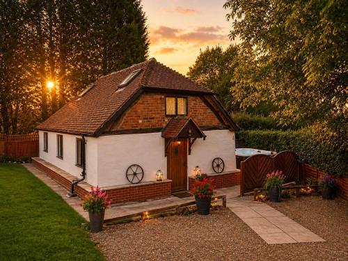 Romeo Cottage - Sleeps 4 - Open Plan Barn - Private Hot Tub & Garden - Beaudesert