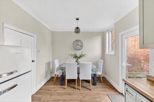 West Street House with Free Parking, Smart TV and Fast Wifi by Yoko Property in Steeple Claydon