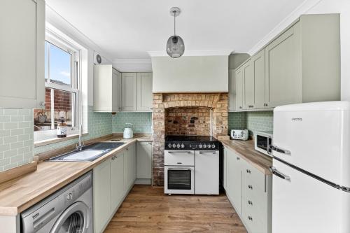 West Street House with Free Parking, Smart TV and Fast Wifi by Yoko Property in Steeple Claydon