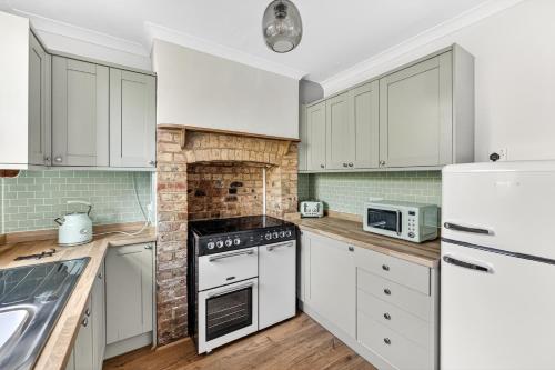 West Street House with Free Parking, Smart TV and Fast Wifi by Yoko Property in Steeple Claydon