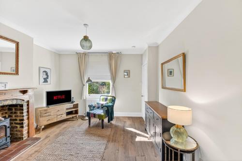 West Street House with Free Parking, Smart TV and Fast Wifi by Yoko Property in Steeple Claydon