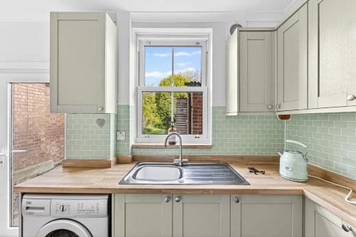 West Street House with Free Parking, Smart TV and Fast Wifi by Yoko Property in Steeple Claydon