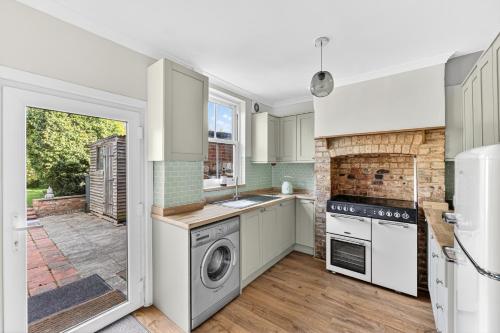 West Street House with Free Parking, Smart TV and Fast Wifi by Yoko Property in Steeple Claydon
