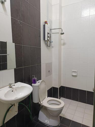 Bathroom, Sisters Homestay Private Pool Melaka in Batu Berendam