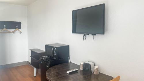 Rodeway Inn - image 11