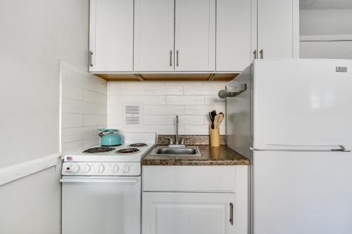 Beachfront Wildwood Crest Condo with Pool Access! in Wildwood Crest, USA
