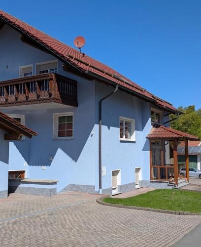 Blaues Hauschen an der Burg in Neuenstein